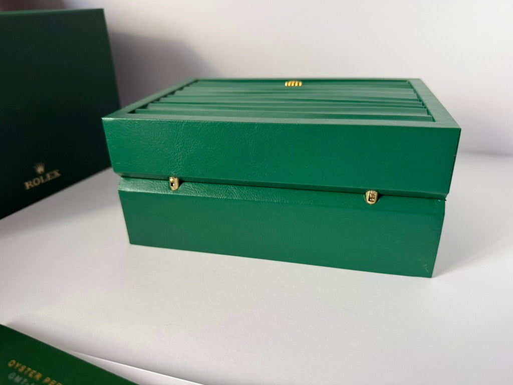 Classic emerald collector watch box with durable structure and finish