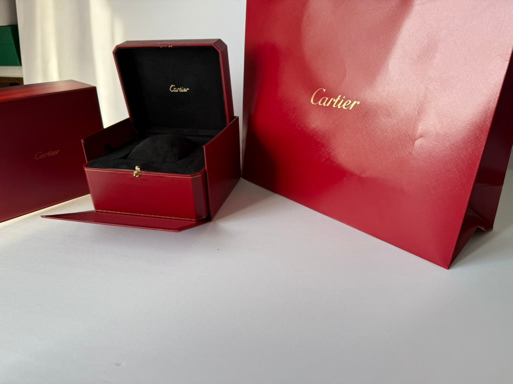 Classic red watch storage case with refined craftsmanship and display style