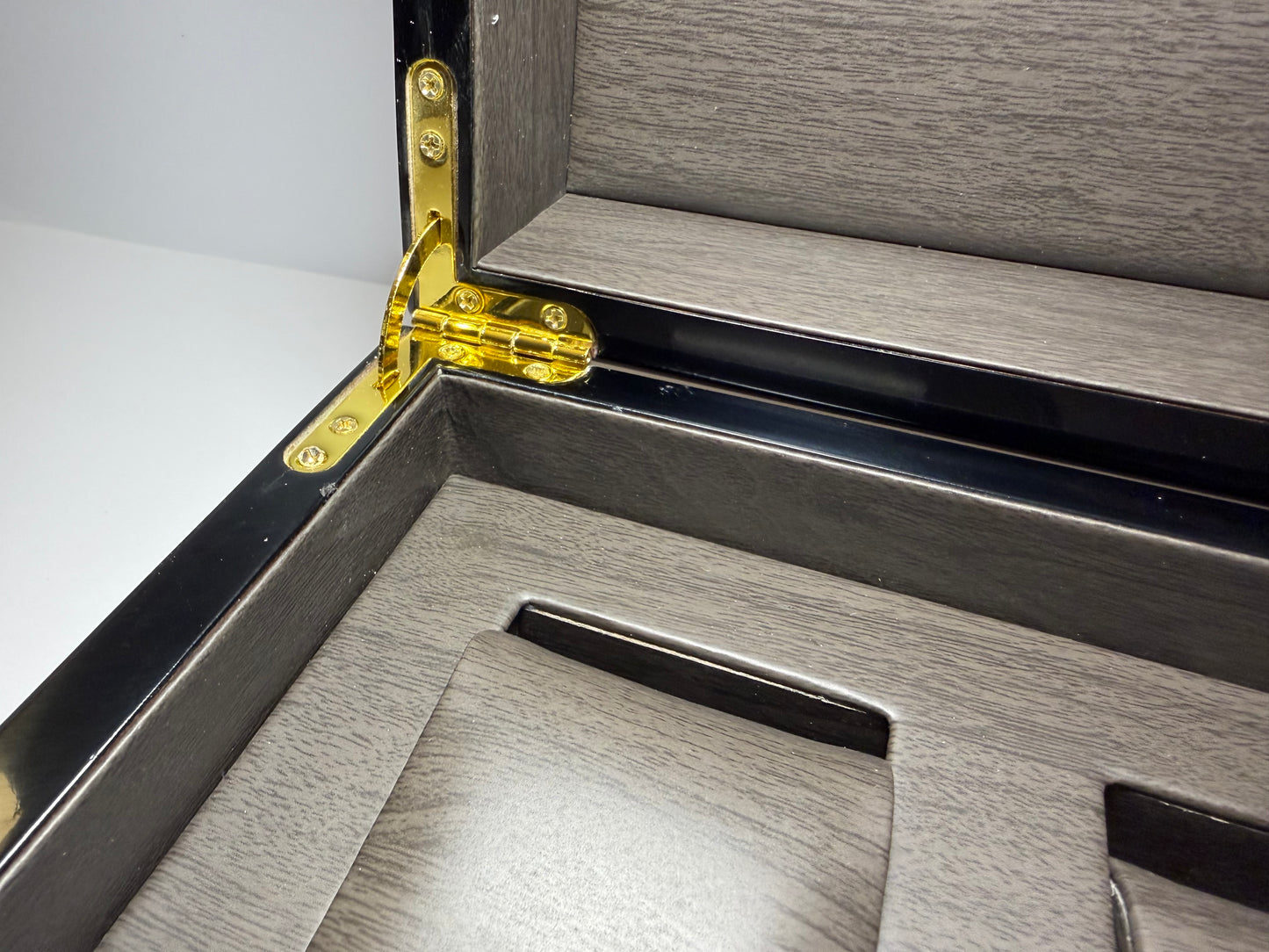 Red Cartier Lacquered Wood Box (5 slots)